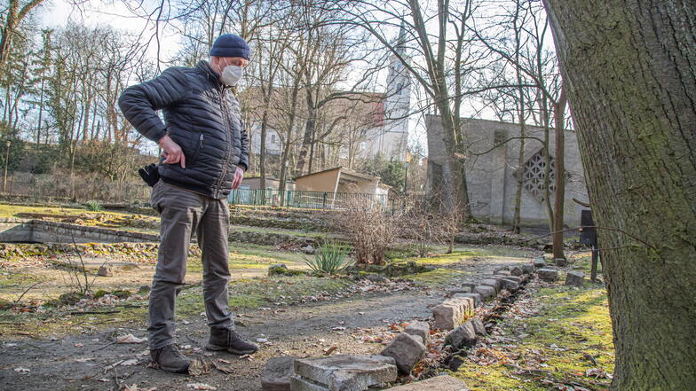Wilmut Luban inspizierte vor elf Monaten die Schäden im Stadtpark Rothenburg. In reinem Vandalismus wurden Wegrandsteine ausgehebelt, Lampen umgestoßen und Scheiben eingeworfen.