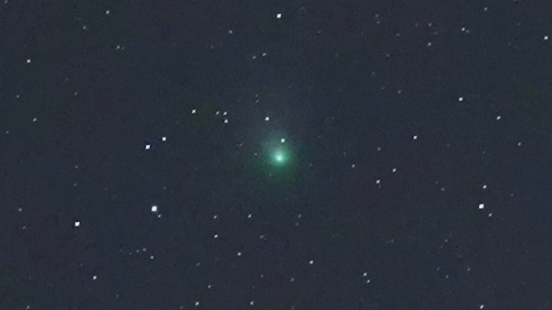Das Bild zeigt den Komet C/2022 E3 (ZTF) über Drebber, Niedersachsen. Der grüne Komet kommt bei einem seiner seltenen Besuche unserem Planeten immer näher.
