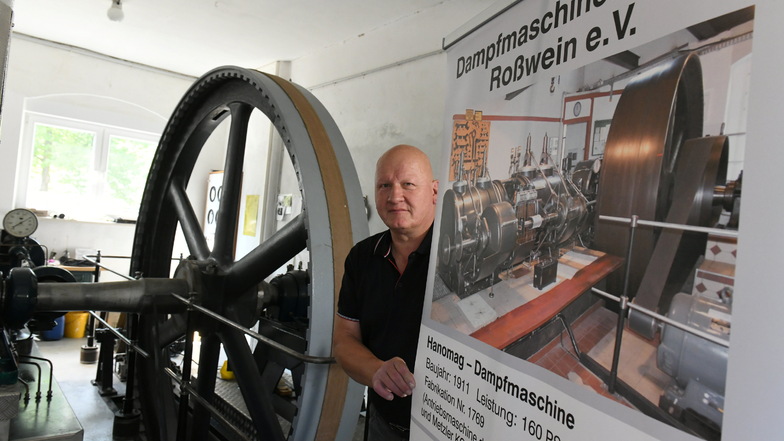Die Lengenfelder Dampfmaschine und die alte Hanomag sind die „Schätzchen“ des Roßweiner Dampfmaschinenvereins. Dessen Vorsitzender Enrico Korth freut sich aufs kommende Wochenende, wenn die Maschinen wieder laufen.