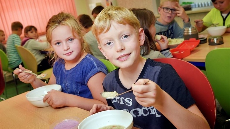 Elena und Marius lassen sich mit anderen Kindern den Gräupcheneintopf in der Grundschule Mochau schmecken. Statt Fleisch schwimmt darin Gemüse.