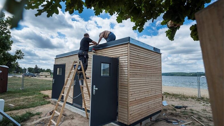 Es steht - das neue Toilettenhäuschen am Nordstrand des Berzdorfer Sees.