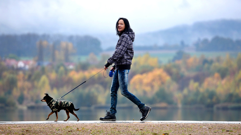 Hunde müssen im Riesengebirge an die Leine, wie es diese Dame mit ihrem Hund am Olbersdorfer See macht.