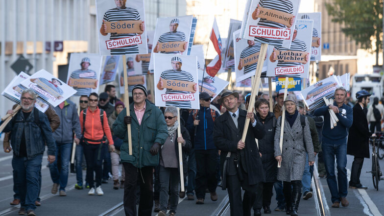 Corona-Protest in Leipzig: Die Grenze zwischen Wissenschaftsfeindlichkeit, Verschwörungstheorien und am Ende auch rechtem Extremismus wird – nicht zuletzt durch das Internet – immer diffuser.