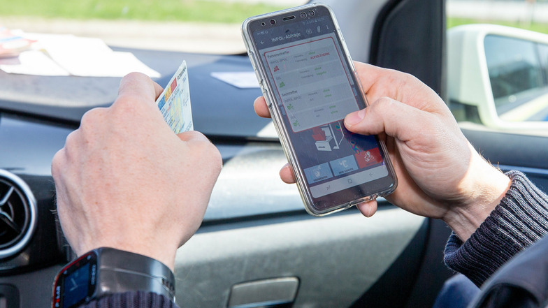 Die Bundespolizei prüft Dokumente per App auf einem Smartphone.