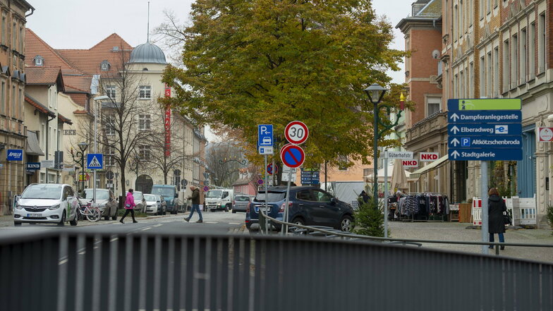 Ob Autos über den mittleren Abschnitt der Bahnhofstraße weiter fahren dürfen, dazu hat die Stadt Radebeul im vorigen Jahr zwei Monate lang die Bürger befragt.