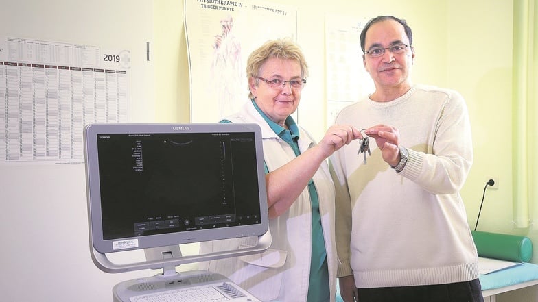 Allgemeinärztin Doris Raum übergibt die Praxisschlüssel an Abdul Rahman Nattouf. Mit dem neuen Ultraschallgerät kann er die Bauchorgane untersuchen.