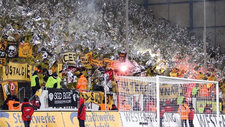 Die Dresdener Fans zünden ein Feuerwerk zu Beginn der zweiten Halbzeit.
