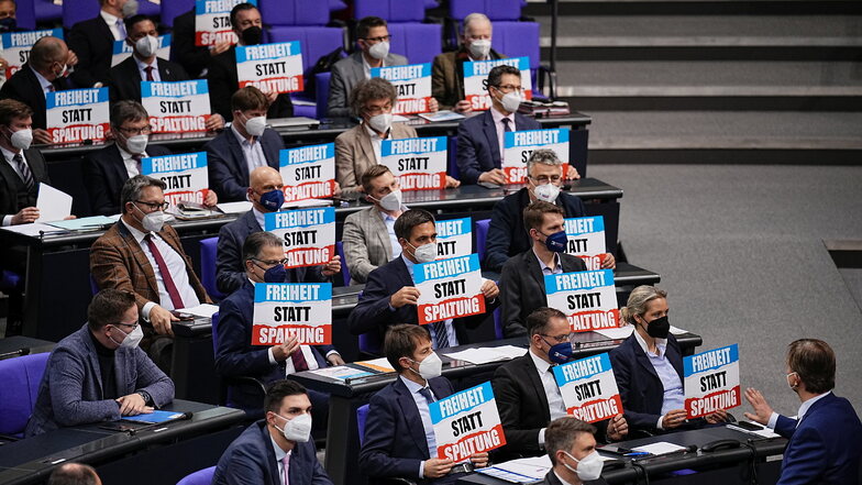 Mitglieder der AfD halten zu Beginn der dreitägigen Debatte über die Politik der Ampel-Koalition im Bundestag Plakate mit der Aufschrift "Freiheit statt Spaltung".