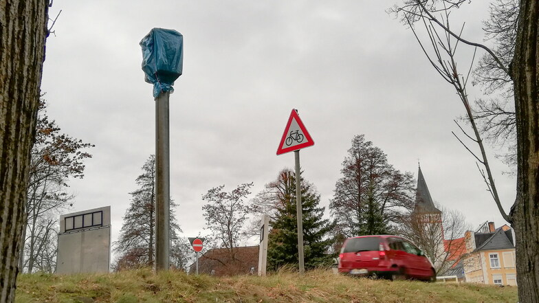 Tagelang war der Blitzer am Gemeindeamt in Kodersdorf mit einer Folie umhüllt. Seit Montag macht er von Rasern wieder "scharfe Bilder".