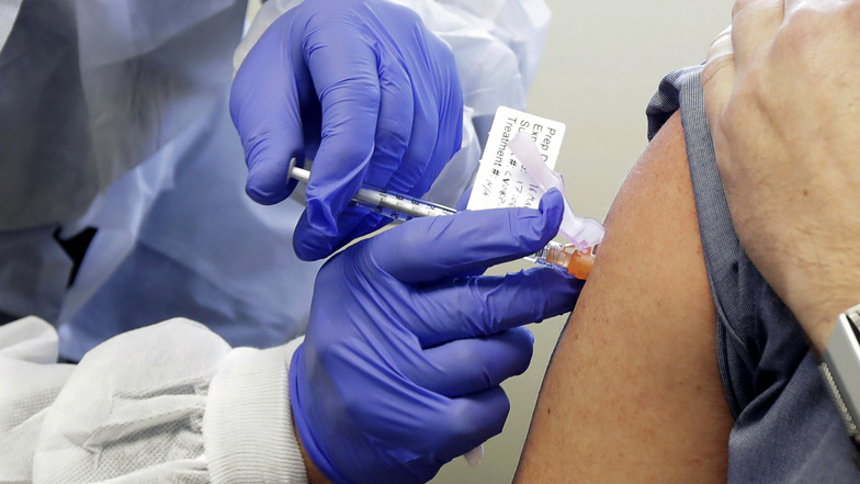 Eine Versuchsperson erhält im "Kaiser Permanente Washington Health Research Institute" eine Spritze mit dem potenziellen Impfstoff der US-Biotech-Firma Moderna gegen Covid-19.