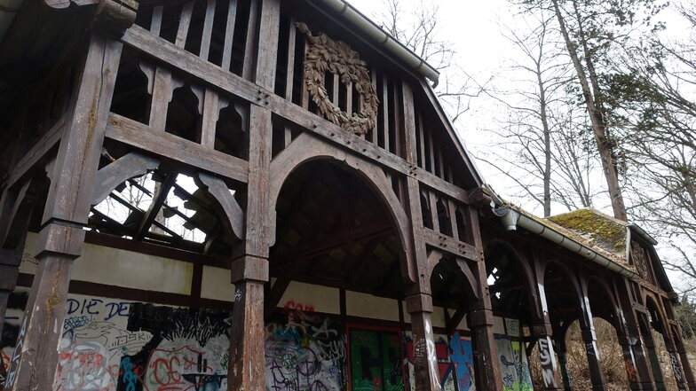 Der historische Musikpavillon stammt aus der Anfangszeit des Bürgergartens. Das Dach ist an mehreren Stellen demoliert und die Wände sind mit Farbe besprüht. Eigentlich sollte er zum Hochzeitspavillon umgebaut werden.