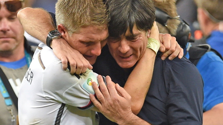 Joachim Löw liegt sich nach dem gewonnen WM-Finale 2014 mit Bastian Schweinsteiger in den Armen. Es war für beide der größte Erfolg in ihrer Zeit bei der Nationalmannschaft.