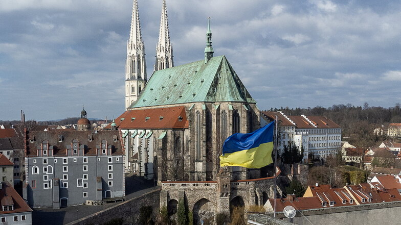 Sammelaktionen auf beiden Seiten der Neiße, Ukraine-Flaggen vor beiden Rathäusern, die Solidarität ist groß.