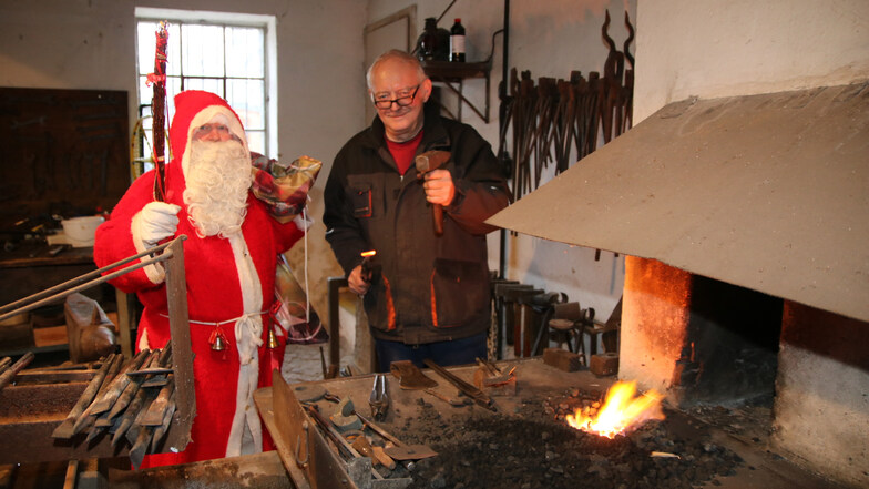 Das wollte sich auch der Weihnachtsmann nicht entgehen lassen: Beim Schauschmieden im Haselbachtal wurde Eisen zum Glühen gebracht.