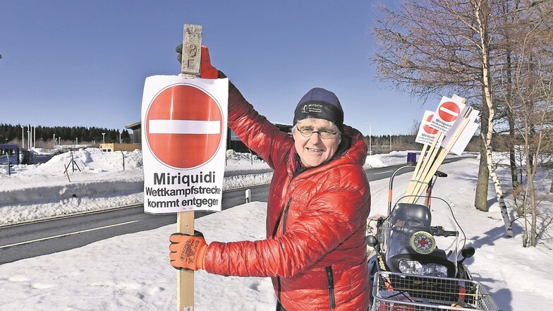 Der Cheforganisator des 24-Stunden-Skilanglaufes „Miriquidi“, Frank Meutzner, steckt die Wettkampfstrecke an der Zinnwalder Scharspitze ab. Er hofft, Zuschauer haben genauso viel Spaß wie die Starter, und Skitouristen bringen Verständnis für die Einschrän