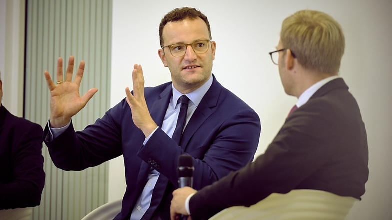Gesundheitsminister Jens Spahn im Gespräch mit dem Geschäftsführer des Lausitzer Seenland-Klinikums Jörg Scharfenberg.
