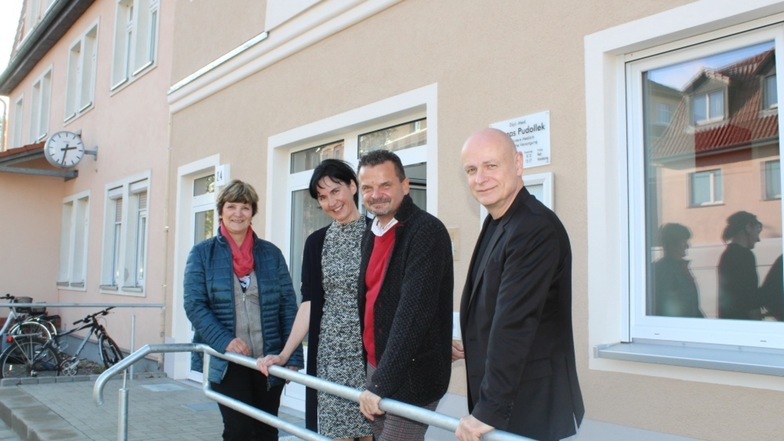 Zur offiziellen Praxis-Eröffnung von Dr. Thomas Pudollek (2. v. r. - links daneben seine Ehefrau Heidi) kamen auch Bürgermeister Harry Habel und die Geschäftsführerin der Bernsdorfer Wohnungsbaugesellschaft, Evelyn Hahn.