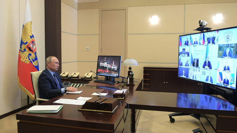 Alles unter Kontrolle? Wladimir Putin, Präsident von Russland, nimmt an einer Videokonferenz zum Thema "Unterstützung der Automobilindustrie" teil.