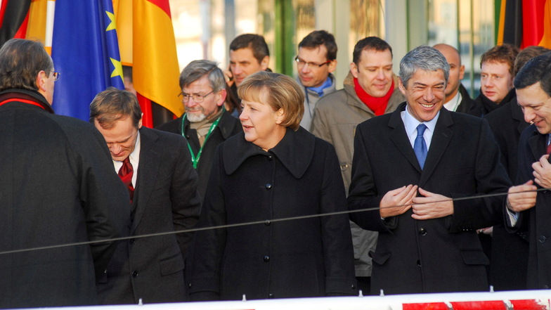 Am 1. Mai 2004 war Pawel Sosnowski auch in Zittau und fotografierte den Besuch der damaligen CDU-Vorsitzenden Angela Merkel. Im Hintergrund rechts ist auch Michael Kretschmer zu sehen, den Pawel Sosnowski heute für die Staatskanzlei fotografiert.