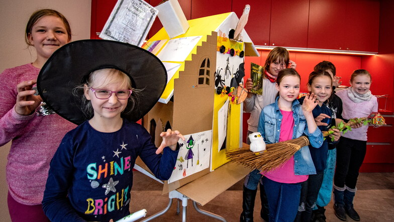 Die Rasselbande – der neue Museums-Kids-Club in Waldheim – hat bei seinen ersten Treffen ein Hexenhaus gebaut. In zwei Wochen soll es fertiggestellt werden.