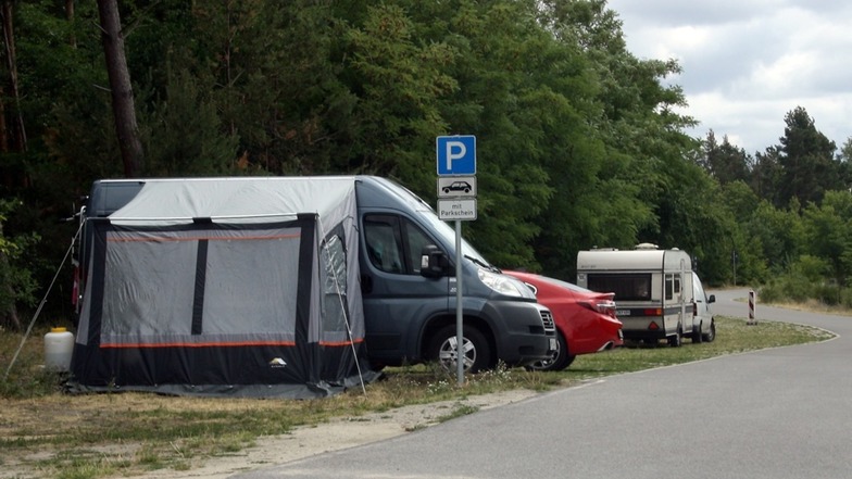 Kraft tanken auf der Durchreise oder Campen am Parkplatz? Egal – solche Anblicke wie hier am Partwitzer-See-Rundweg will die  Gemeinde Elsterheide unterbinden.