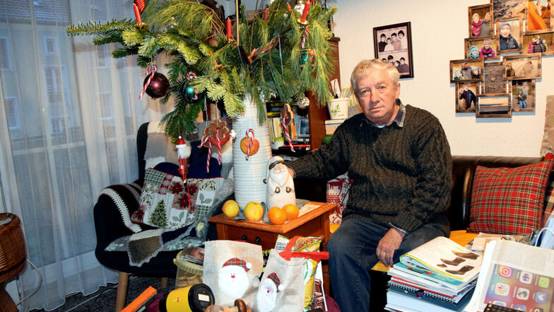Andrzej Serwecinski mit dem nach polnischer Tradition geschmückten Weihnachtstrauß und seinen Geschenken für die Kinder und Enkel.
