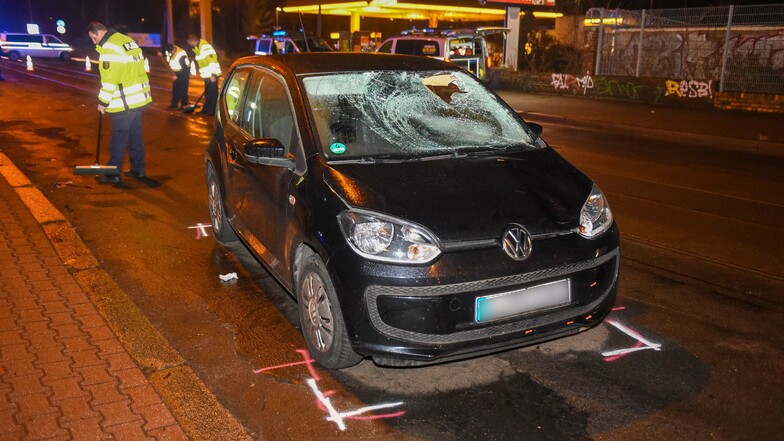 Der stark beschädigte VW Up steht auf der Dieskaustraße in Leipzig-Kleinzschocher. Der 75-jährige Fahrer erfasste am Dienstagabend einen 35-jährigen Fußgänger.