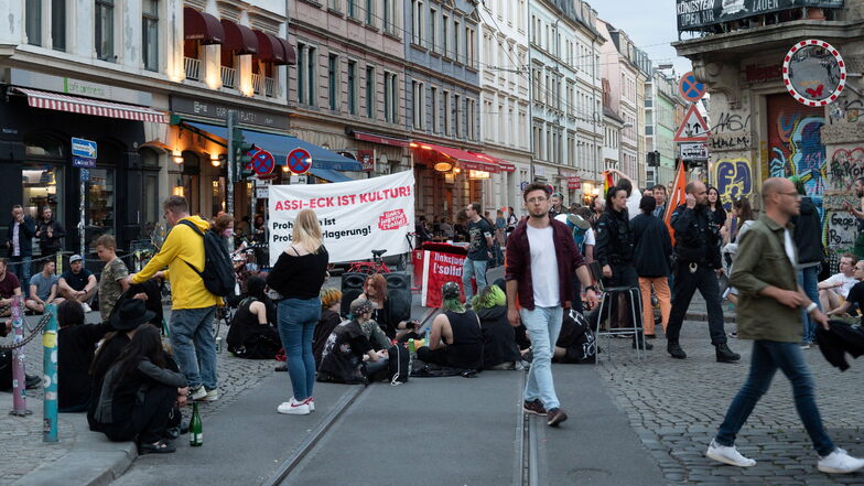 Unter dem Motto "Assi-Eck ist Kultur. Prohibition ist Problemverlagerung" fand am Samstag eine Demonstration in der Neustadt statt. Dort protestierten etwa 40 Personen gegen das geplante Alkoholverbot an dem beliebten Treffpunkt.