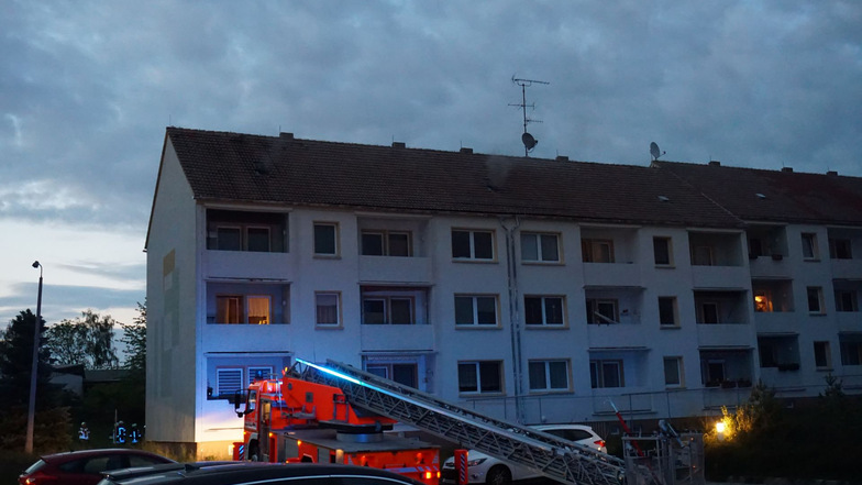 Mehrere Feuerwehren sind am Dienstagabend zu einem Mehrfamilienhaus in Göda ausgerückt.
