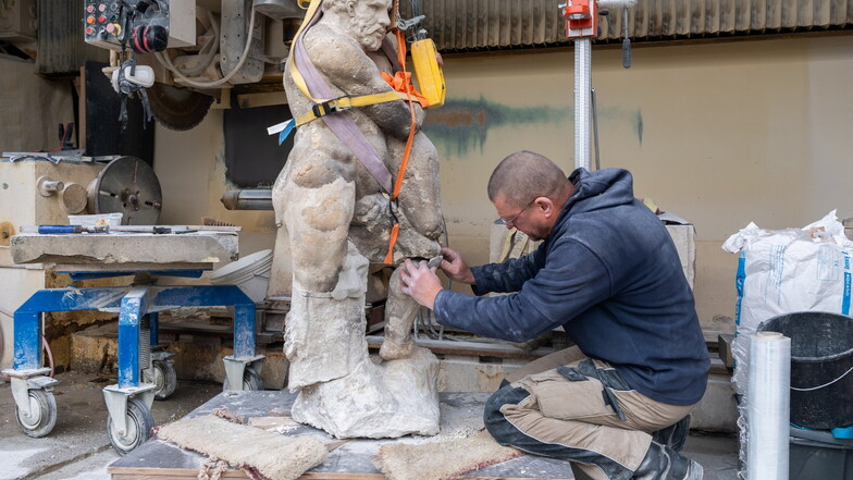 Handarbeit bleibt erhalten, auch wenn nebenan Roboter arbeiten: Bildhauer Dirk Bretschneider hat es mit Herkules zu tun.