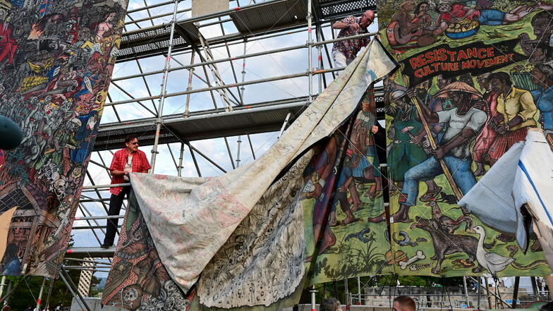 documenta-Mitarbeiter bauen das umstrittene Großbanner ·"People's Justice"· des indonesischen Künstlerkollektivs Taring Padi in Kassel ab.
