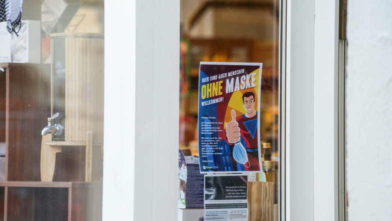 Auf der Bautzener Karl-Marx-Straße machten Ladeninhaber mit Schildern am Schaufenster darauf aufmerksam, dass Kunden bei ihnen keinen Mund-Nasen-Schutz tragen müssen. Jetzt haben sie Bußgeldbescheide bekommen.