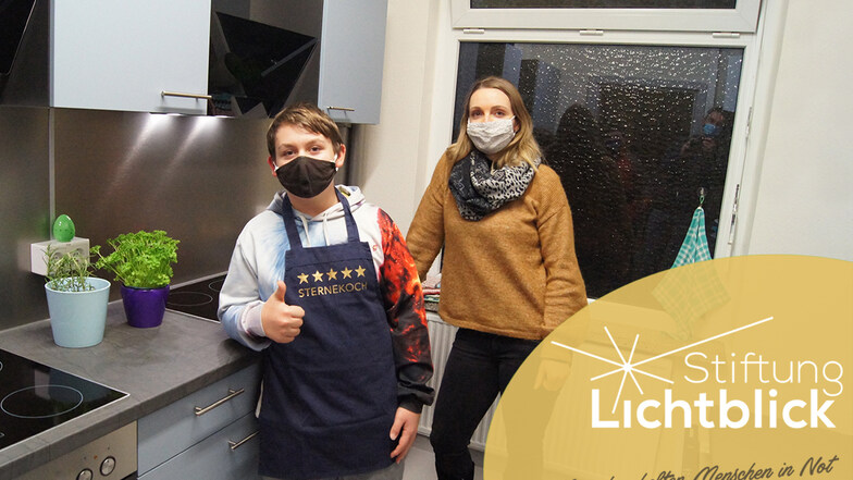 Sozialpädagogin Anja Bradatsch betreut den Kochklub beim Kinderschutzbund in Görlitz. Justin Rogel (links) ist eins der Kinder, denen das Kochen viel Freude macht.