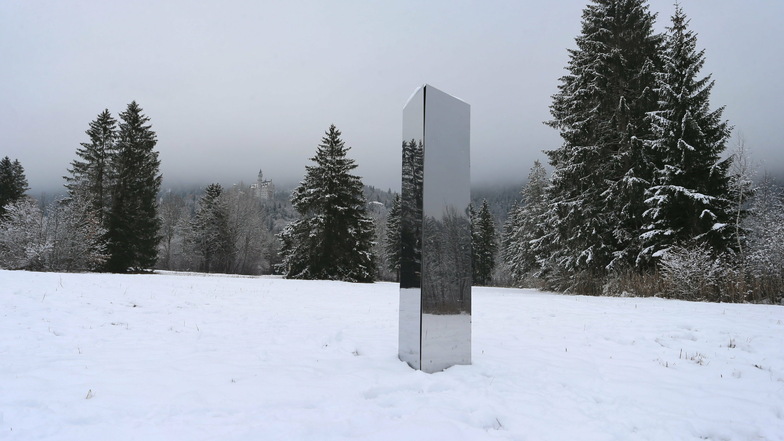Ein Monolith aus Metall steht unterhalb des Schlosses Neuschwanstein auf einer Wiese. Wer die rund zwei Meter große Metall-Stele in dem Feld aufgestellt hat, ist noch unklar.