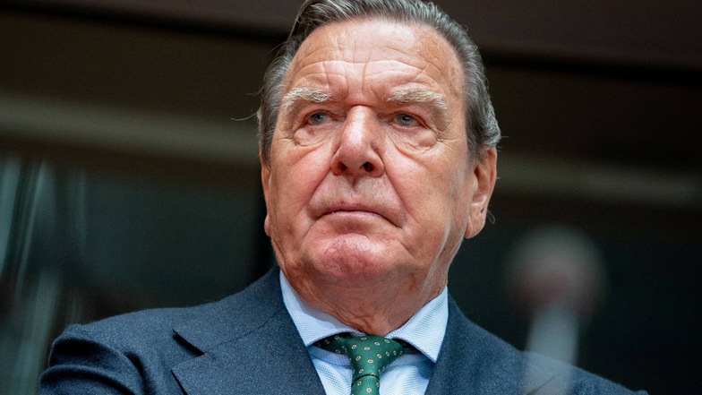 Altkanzler Gerhard Schröder sieht trotz des russischen Krieges gegen die Ukraine keinen Anlass, sich von Russlands Präsident Wladimir Putin zu distanzieren.