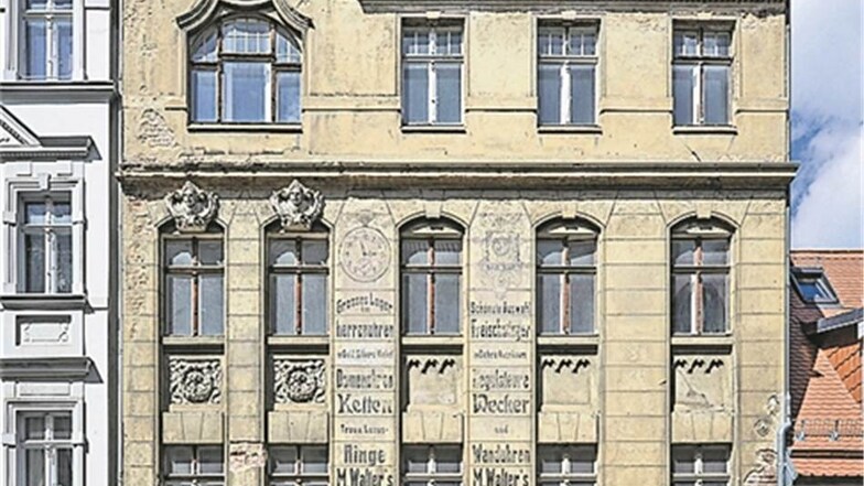 Vor und nach der Sanierung: Die Bautzener Straße 59. Der Denkmalschutz hat großen Wert darauf gelegt, dass die Schrift an der Fassade restauriert wird.