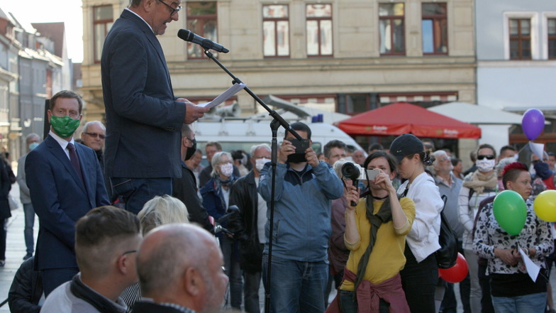 Pirnas Oberbürgermeister Klaus-Peter Hanke im Mai 2020 beim Bürgerdialog auf dem Markt: Der Kommunikationsdruck wächst.