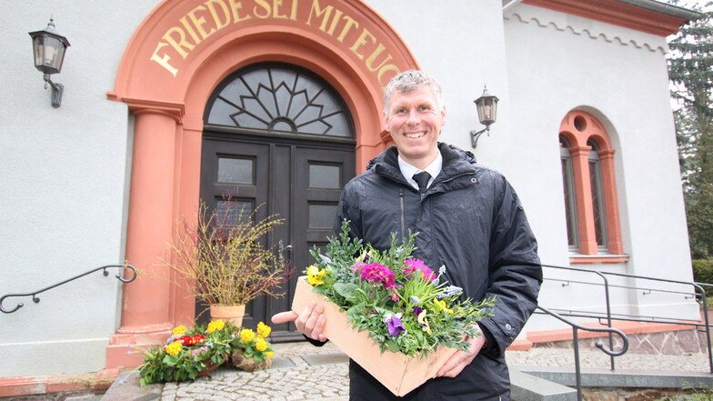 Sebastian Markert ist in Hartha für die Unterhaltung des Friedhofes verantwortlich. Mit den ersten Frühblühern sorgt er in den nächsten Tagen für Farbtupfer auf dem parkähnlichen Areal.