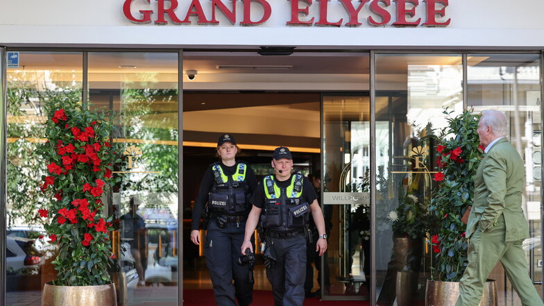 Einsatzkräfte der Polizei verlassen das Elysee-Hotel der Familie Block.