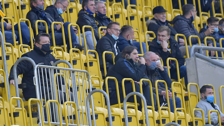 Vor dem erneuten Ausschluss durften noch mal Zuschauer ins Harbig-Stadion, es kamen nur 820 - mit Anstand auf der Tribüne: Dynamo-Präsident Holger Scholze (l.) und Meppens Trainer Torsten Frings (M.).