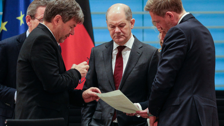 Bundeskanzler Olaf Scholz (SPD, Mitte) im Gespräch mit Wirtschaftsminister Robert Habeck (Grüne, l.) und Finanzminister Christian Lindner (FDP).