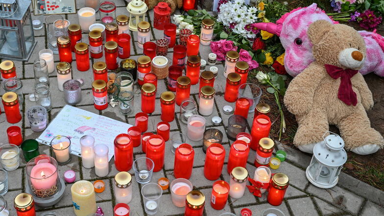 Viele Kerzen brennen vor einem Einfamilienhaus in der Stadt Königs Wusterhausen im Landkreis Dahme-Spreewald. Ein Familienvater hat offenbar seine drei Kinder sowie Frau ermordet.