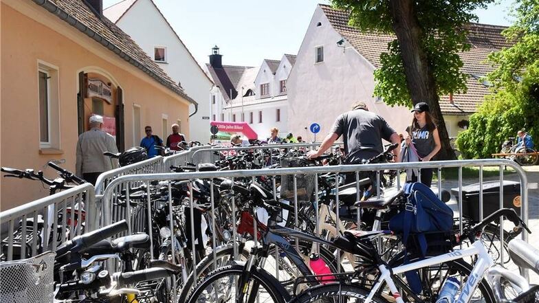 Auch in der Schlossgasse in Rothenburg reihen sich Fahrräder der Teilnehmer an der  17. Sternradfahrt aneinander.