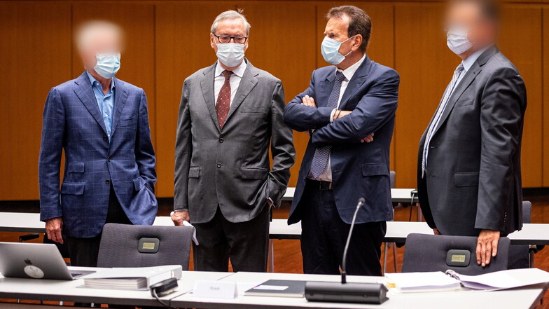 Horst Neumann (2.v.l) und Karlheinz Blessing (2.v.r), ehemalige VW-Konzernpersonalvorstände, stehen mit zwei weiteren Angeklagten zusammen.