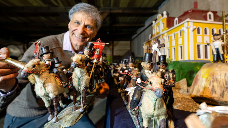 Holzgestalter Tom Glöß hat 50 Osterreiter nebst Pferden geschaffen. Das Modell stellt den Bautzener Osterreiterzug dar.