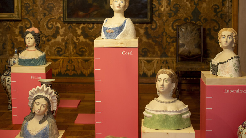 Je höher der Sockel, desto tiefer der Fall - in einem Raum der Ausstellung sind die bekanntesten Mätressen Augusts des Starken versammelt. Hoch über allen thront die Gräfin Cosel.