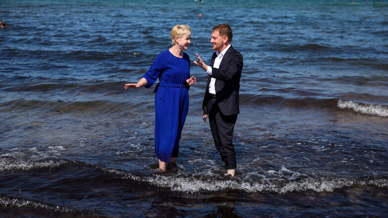 Mecklenburg-Vorpommerns  Ministerpräsidentin Manuela Schwesig (SPD), und ihr sächsischer Amtskollege Michael Kretschmer (CDU)  im Wasser der Ostsee.