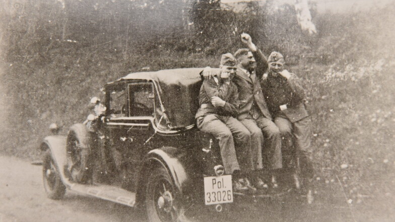 Der Schlossherr von Reinhardtsgrimma, Generalmajor Senfft von Pilsach, war einer der ersten Autobesitzer in Dipps und Umgebung. Dieses Foto entstand in den 1930er-Jahren, als er sein Auto an die Feuerwehr übergab.