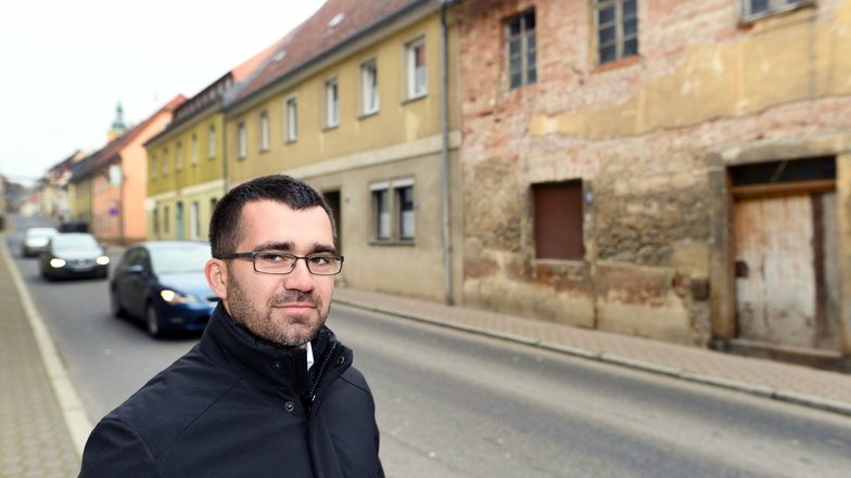 Bernstadts Bürgermeister Markus Weise in der engen Görlitzer Straße, bei deren Entwicklung es seit Jahren hakt.