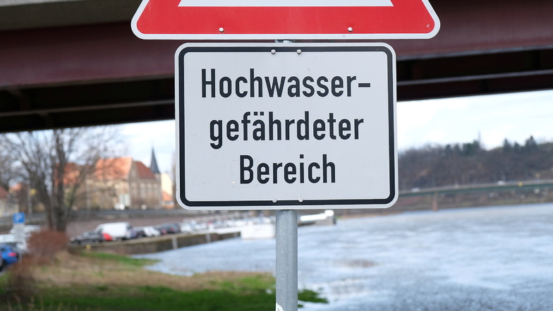 Auch auf der linkselbischen Seite warnen Schilder die Autofahrer vor einem steigenden Elbepegel in Meißen.